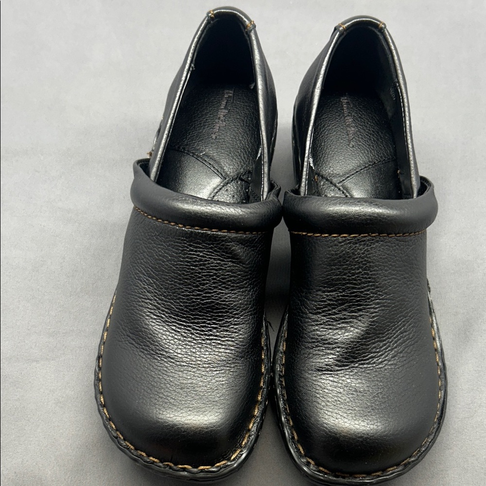 Nursing Clogs or‎ Mules.  Leather upper Size 7M  Thom McAn  New condition